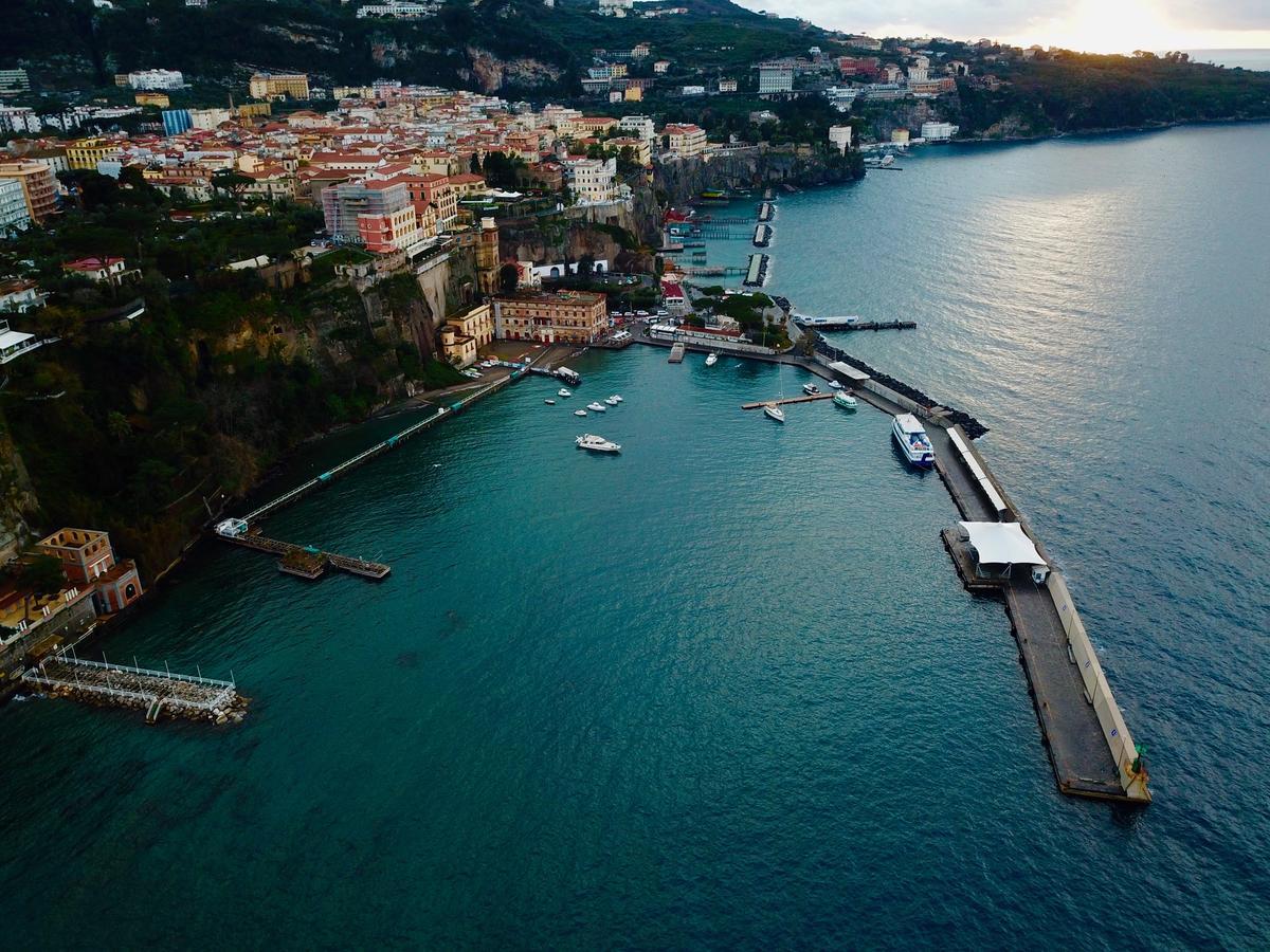 Yacht Club Capo Cervo Suites B&B Sorrent Exterior foto