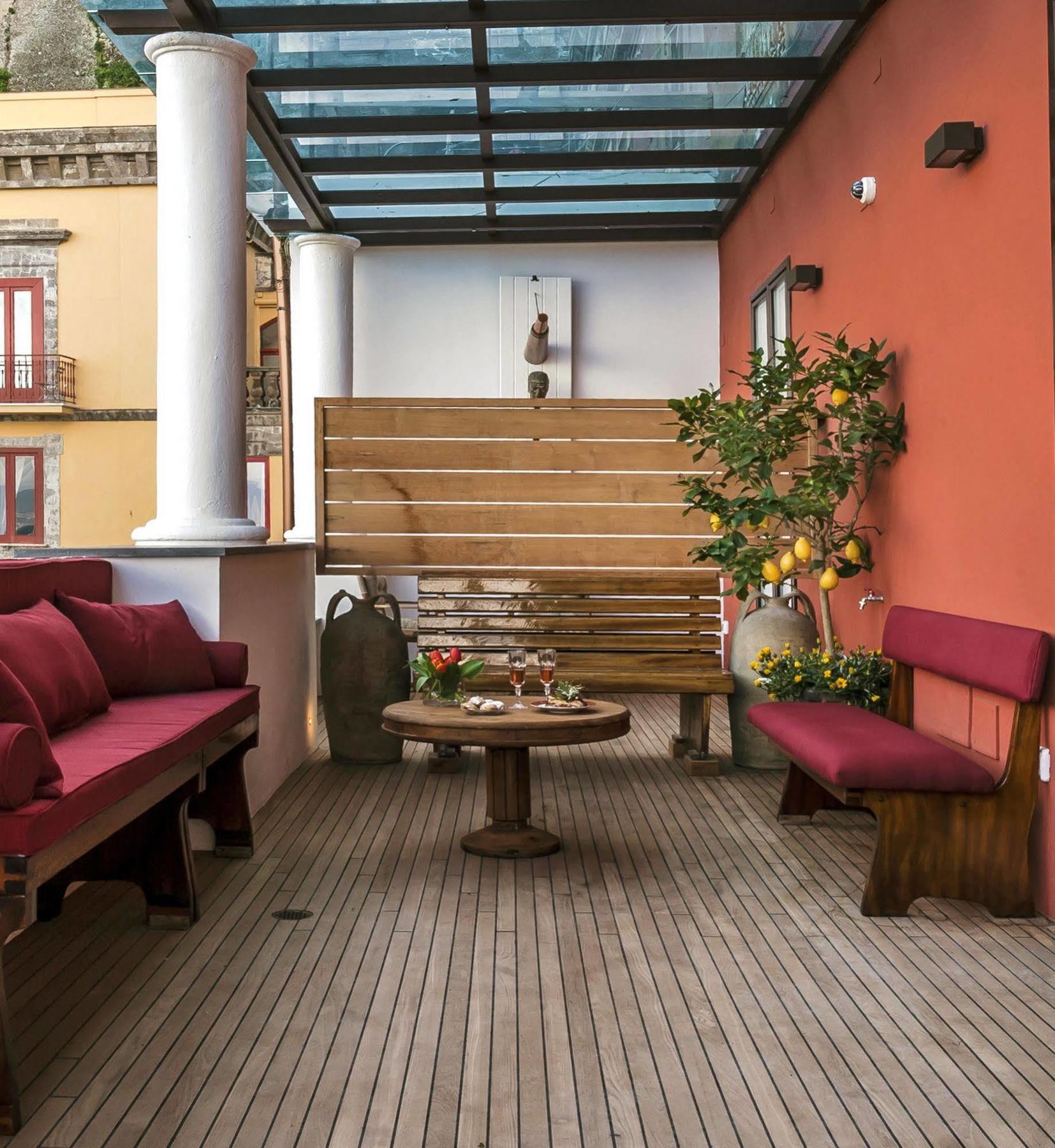 Yacht Club Capo Cervo Suites B&B Sorrent Exterior foto