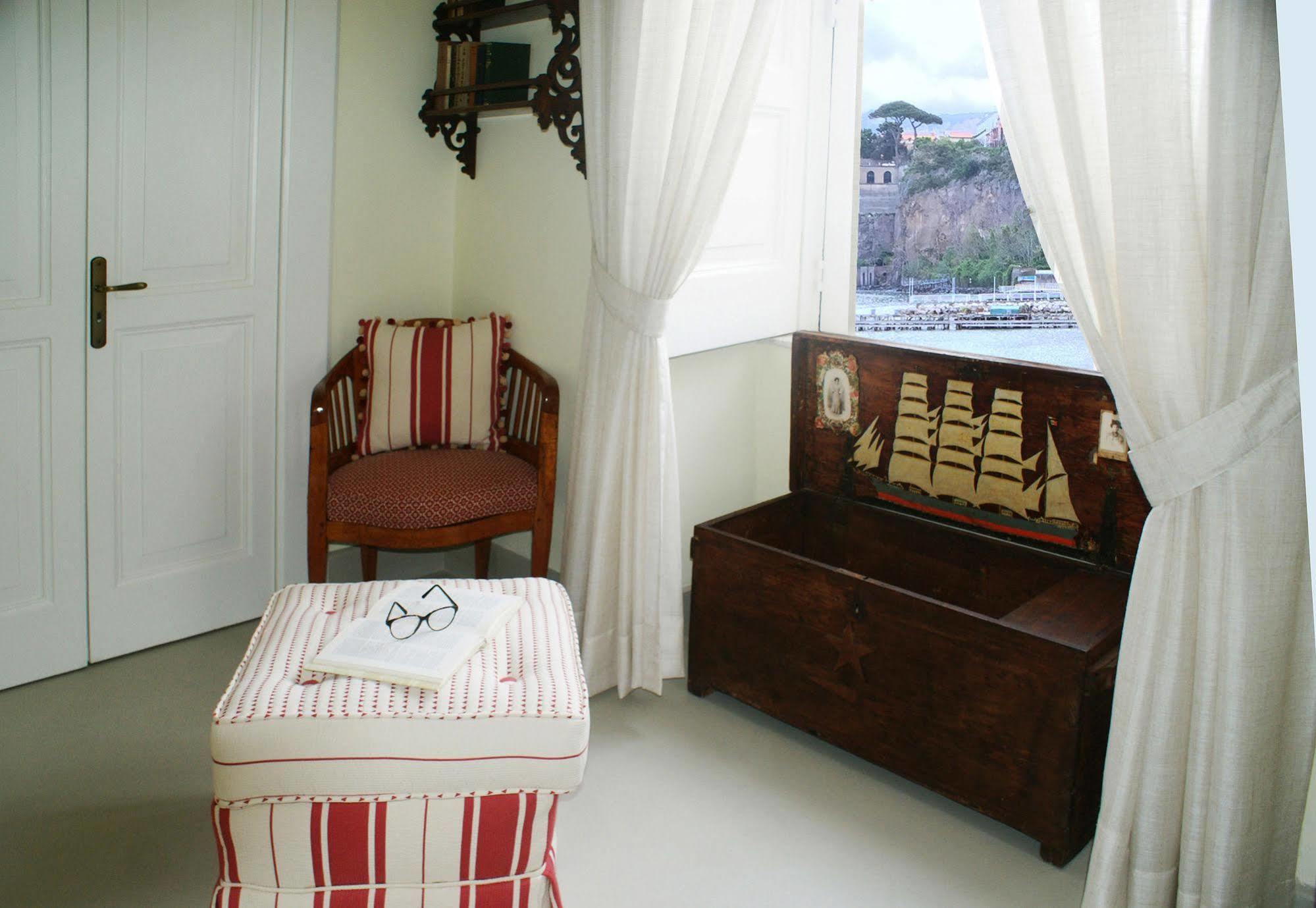 Yacht Club Capo Cervo Suites B&B Sorrent Exterior foto