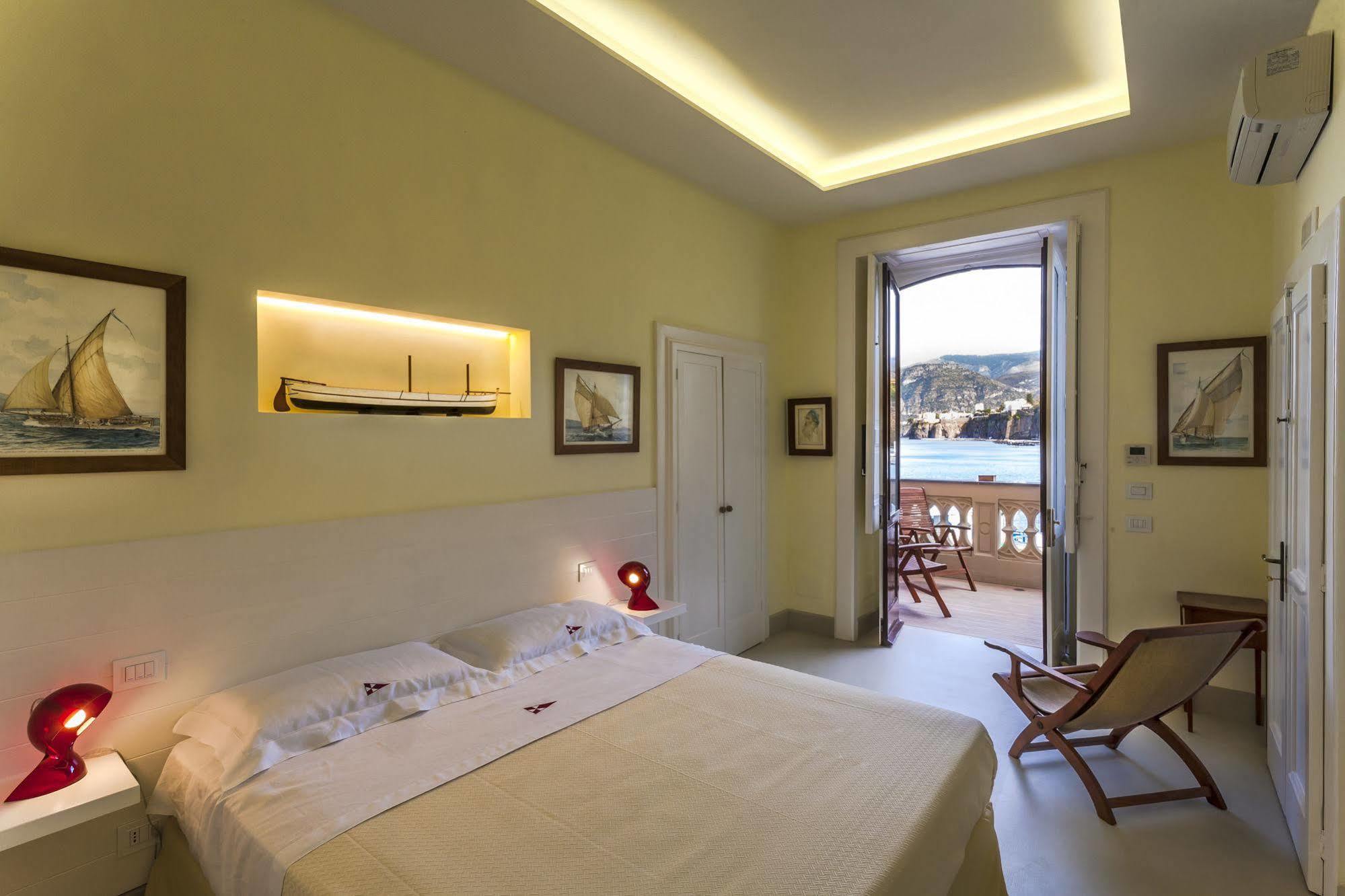 Yacht Club Capo Cervo Suites B&B Sorrent Exterior foto