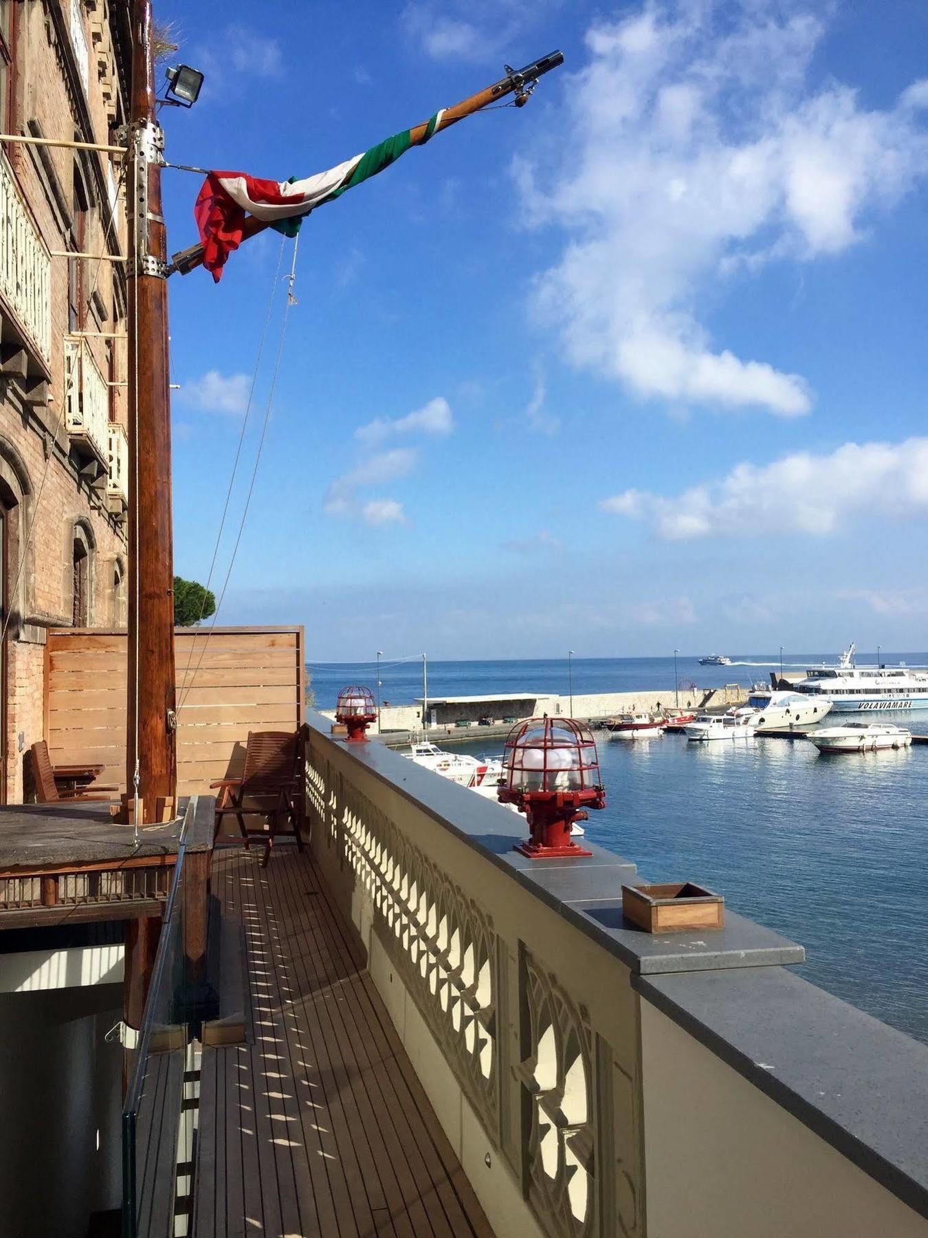 Yacht Club Capo Cervo Suites B&B Sorrent Exterior foto