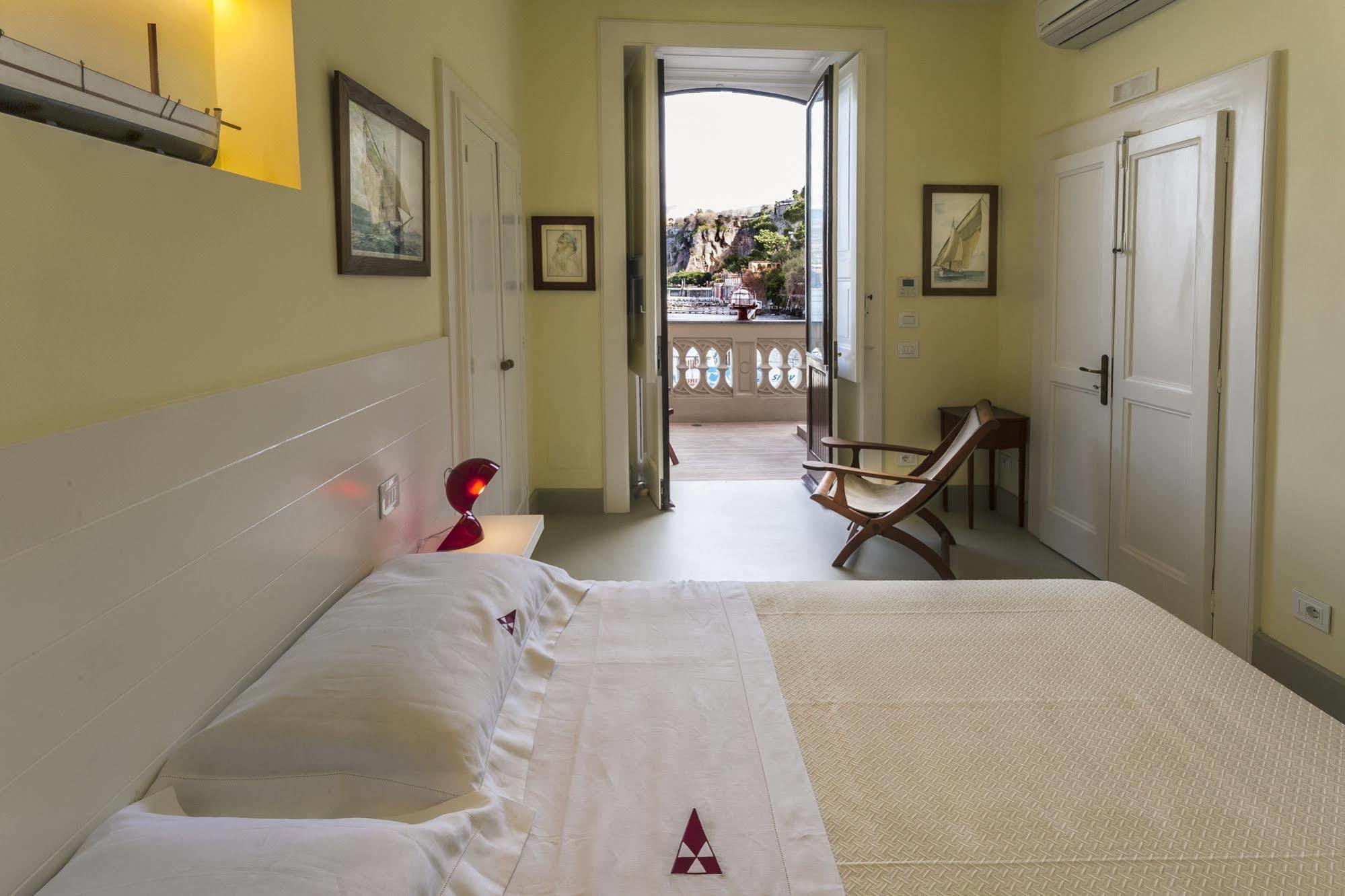 Yacht Club Capo Cervo Suites B&B Sorrent Exterior foto