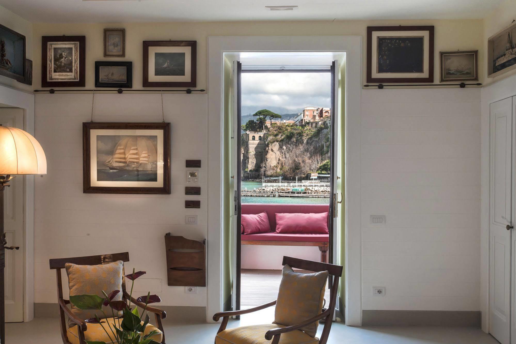 Yacht Club Capo Cervo Suites B&B Sorrent Exterior foto